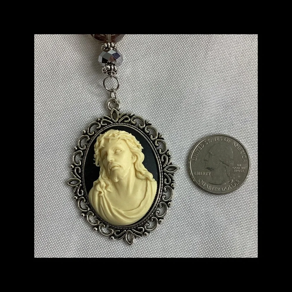 Elegant Cameo Pendant Necklace